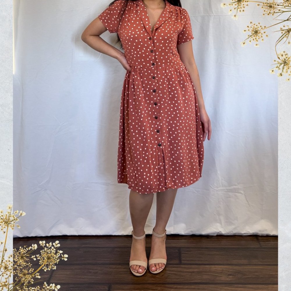 Short Sleeve Collared Knee-Length Polka Dot Button-Up Dress in Terracotta, S